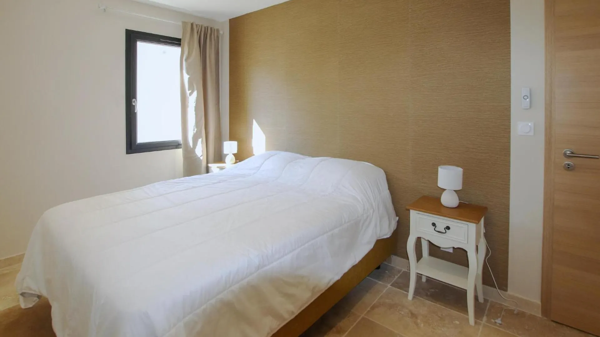 Cozy Home In Suze La Rousse With Private Swimming Pool, Can Be Inside Or Outside סוז-לה-רוס